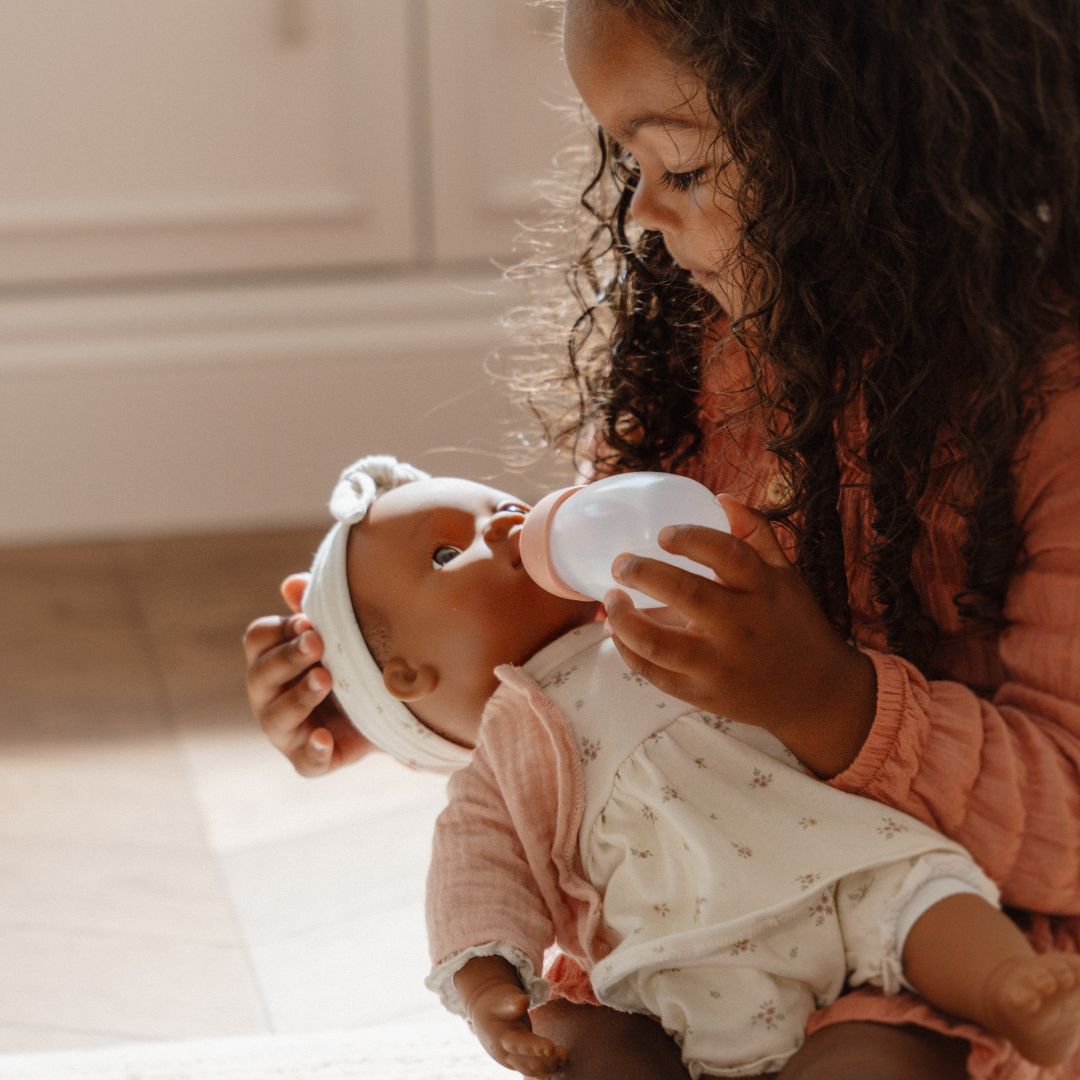 Dukke Noa med udstyr, 36 cm: Barn leger med dukke og sutteflaske og skaber magiske øjeblikke.