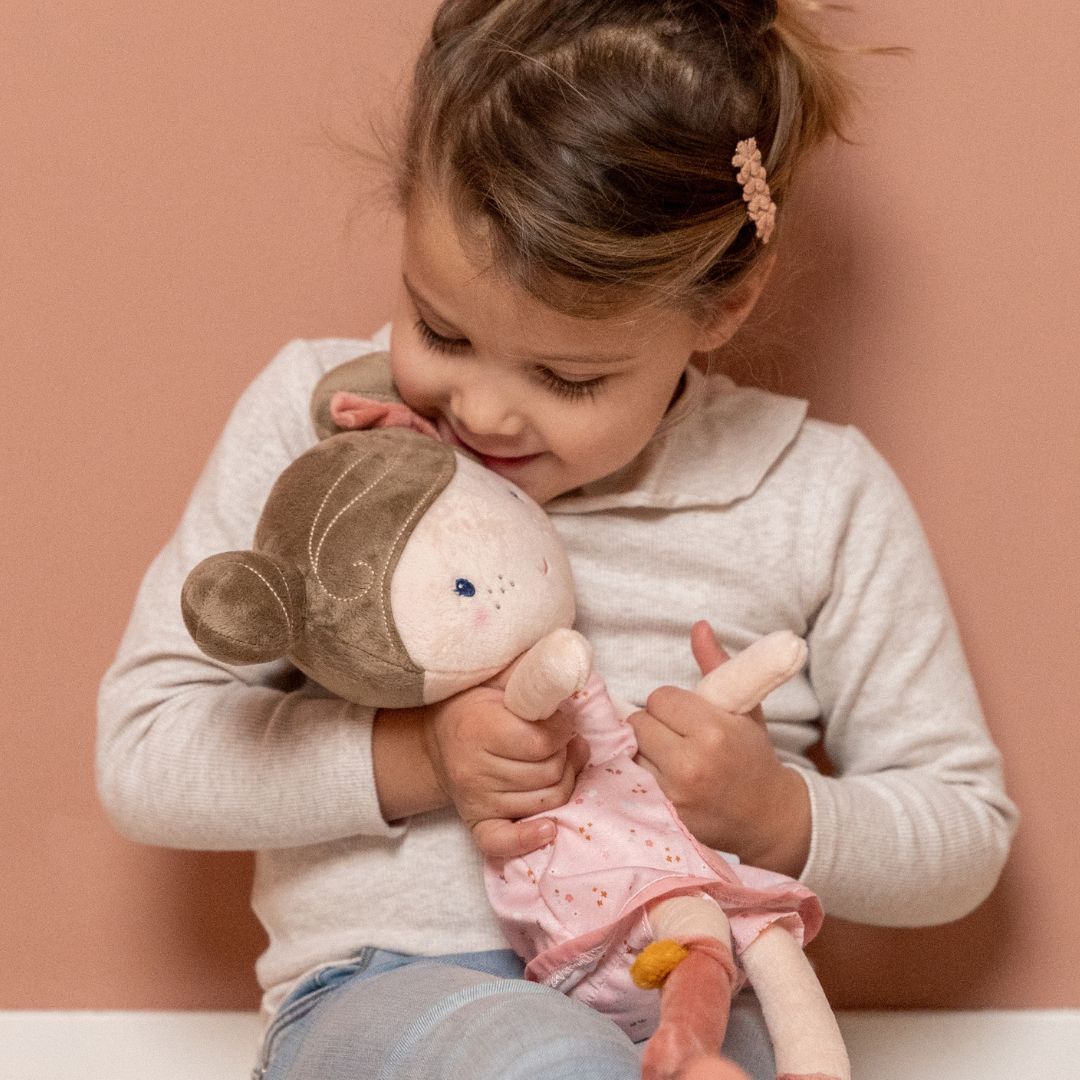 Dukke, Rosa 50 cm, krammet af lille pige med sødt smil, perfekt legekammerat for børn.