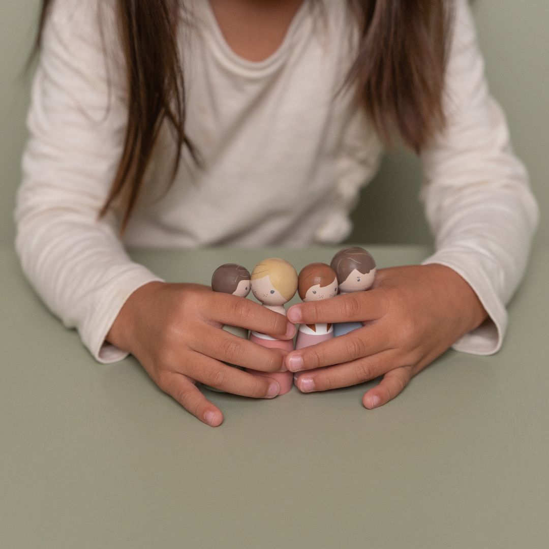 Barn leger med Little Dutch dukker i træ - tilbehør til dukkehus