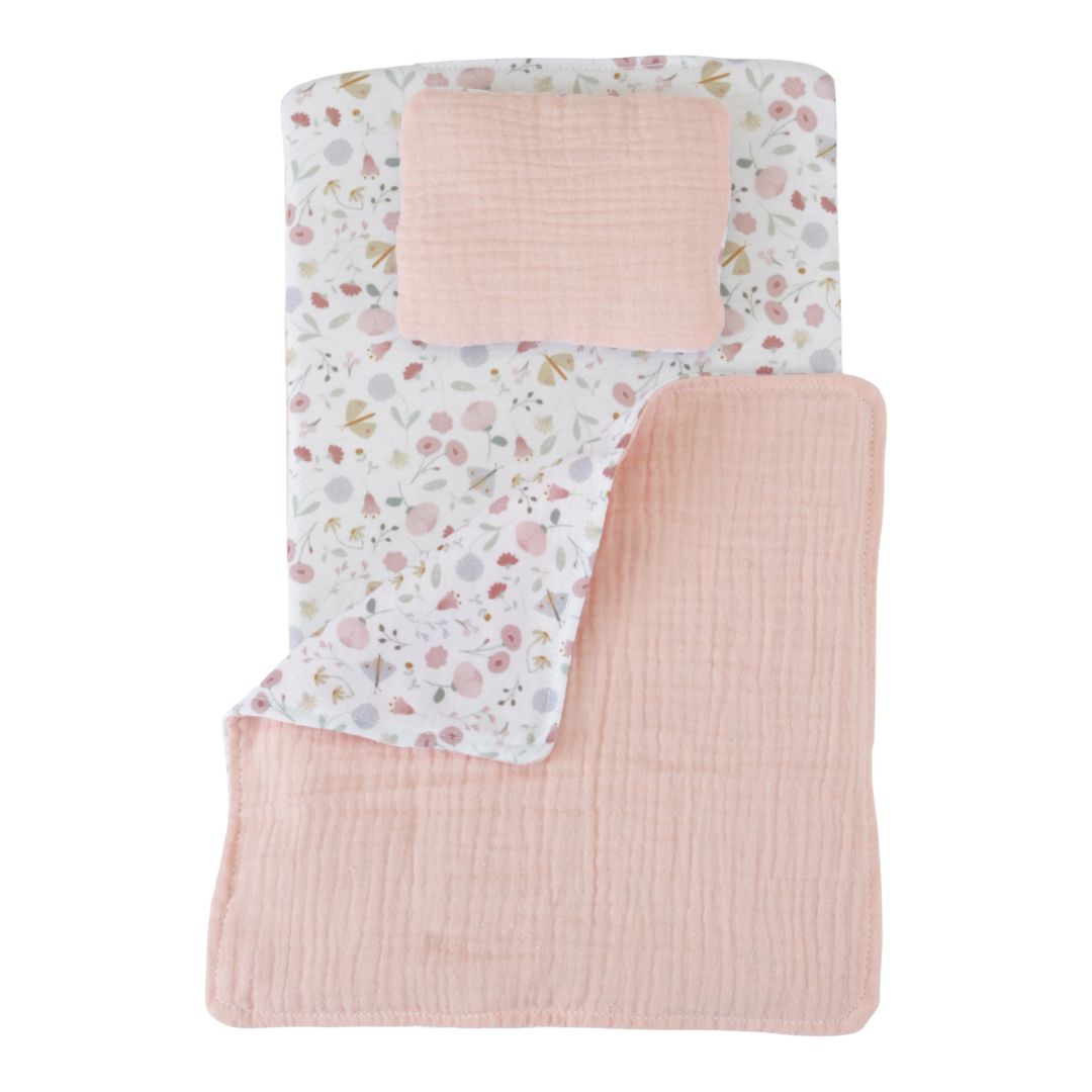 Rosa sengesæt til med dyne og pude samt lys madras med små blomster, følger med rosa dukkevogn fra Little Dutch