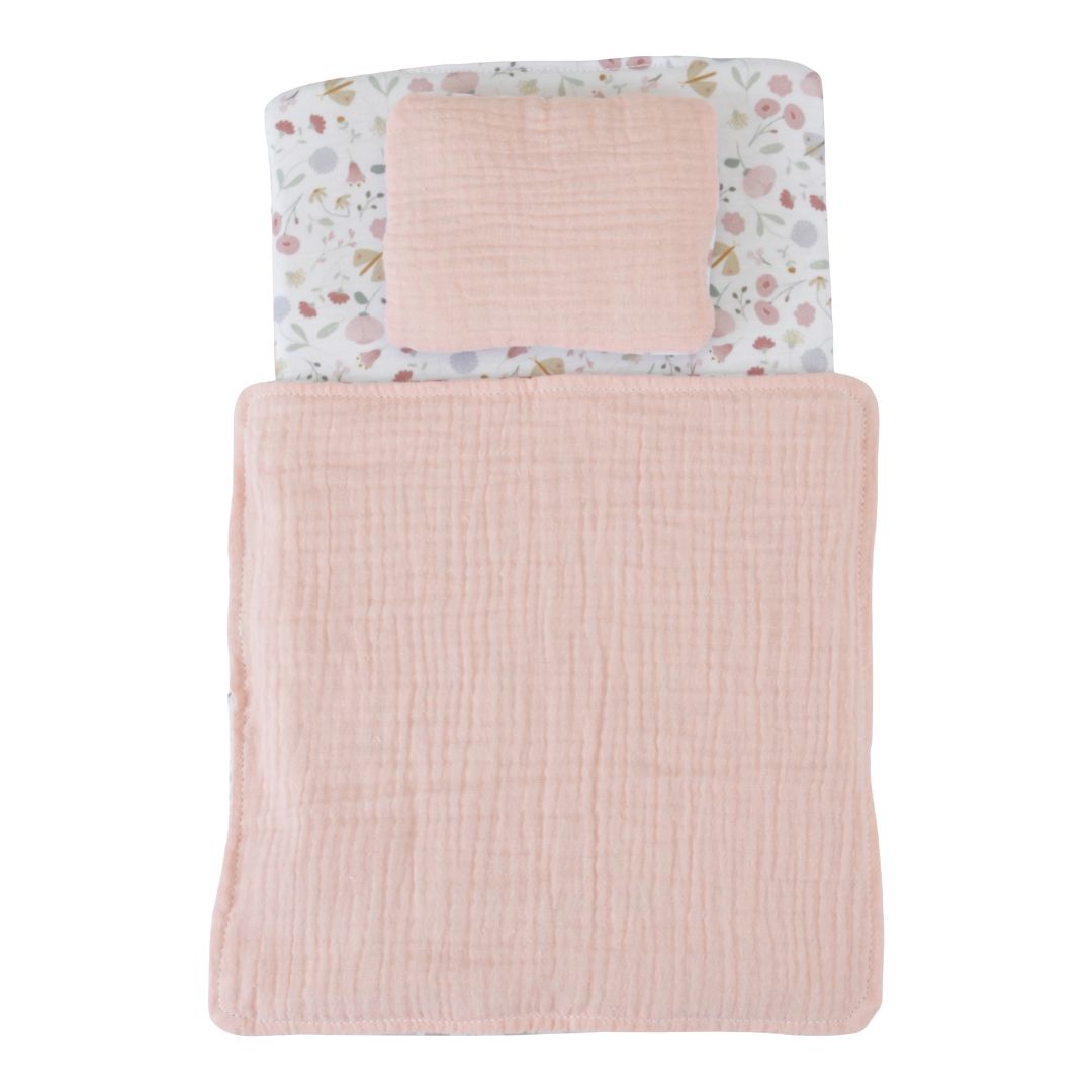 Rosa sengesæt til med dyne og pude samt lys madras med små blomster, følger med rosa dukkevogn fra Little Dutch