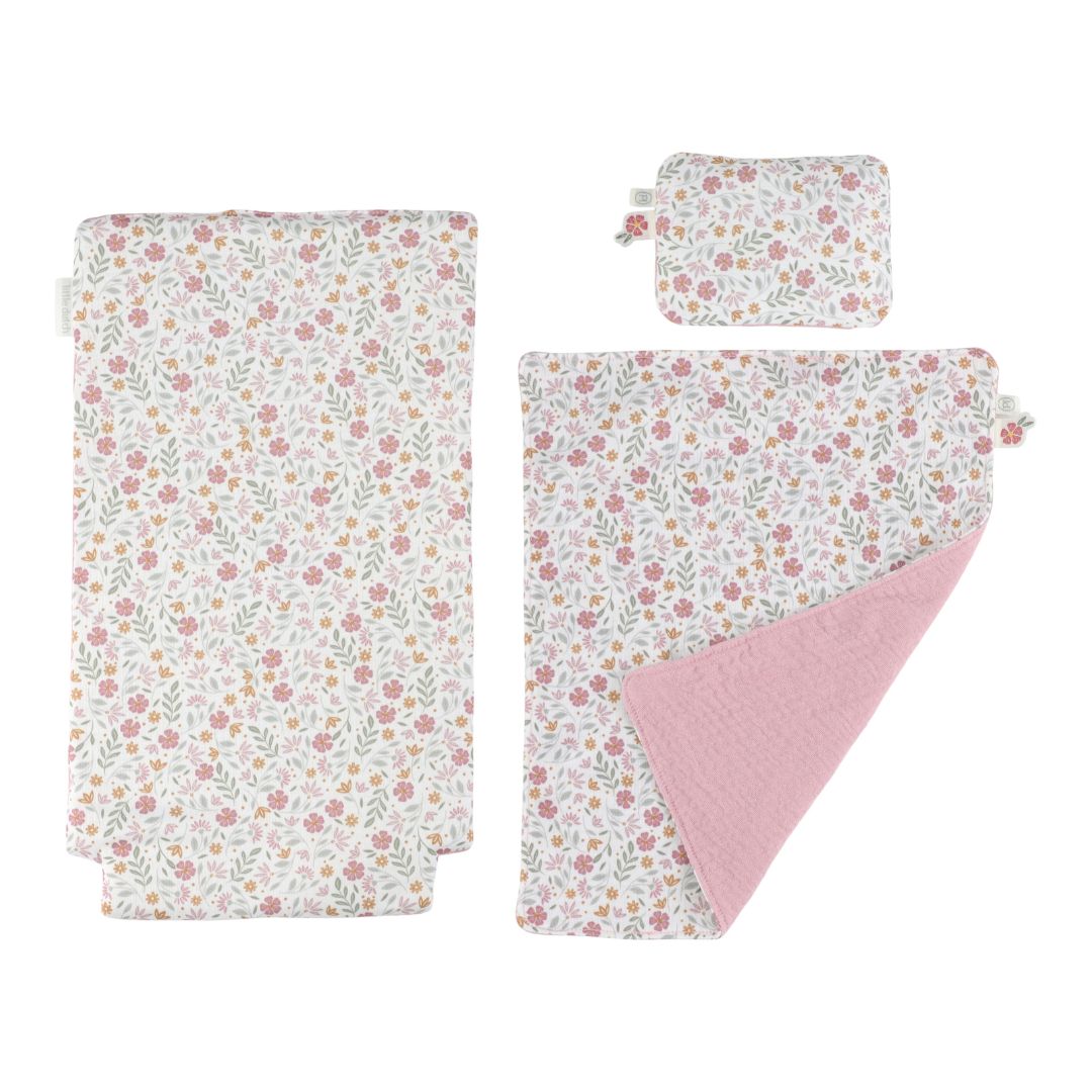 Sengetøj i blomsterdesign, følger med dukkevogn rosa i træ FSC med perfekt til at putte og køre med dukke eller bamse.