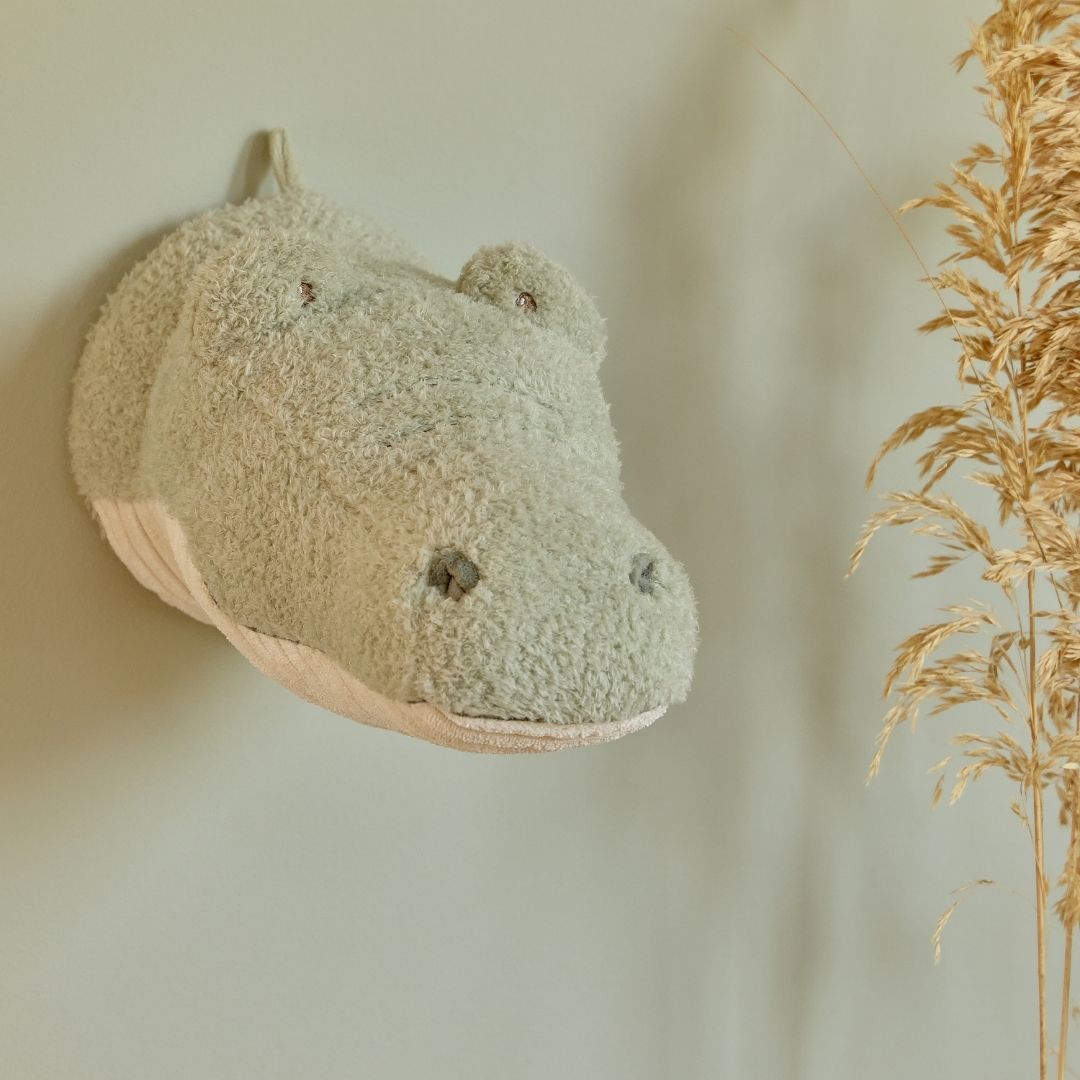 krokodille dyrehoved lysegrønt i plys på lysegrøn væg, sødt trofæ til børneværelset fra Little Dutch.