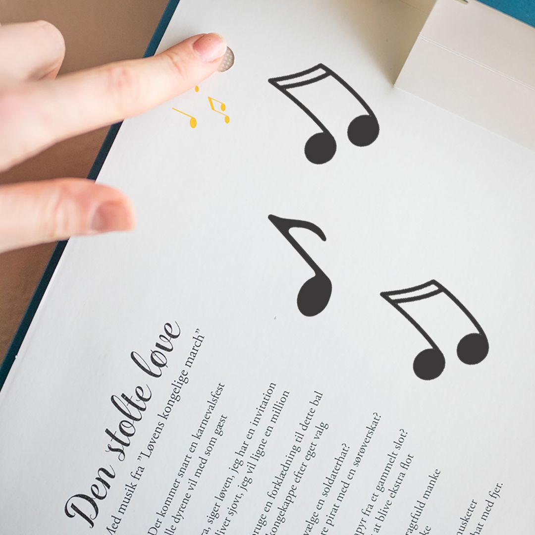 Dyrenes karneval opslag, smuk og unik bog for børn 5- år med vilde dyr, musikstykker, illustrationer og papirklip.
