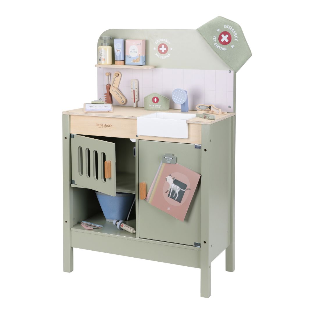 Komplet dyrlægeklinik i træ med håndvask og udstyr fra Little Dutch til rolleleg med bamser og andre bløde kæledyr.