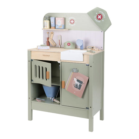 Komplet dyrlægeklinik i træ med håndvask og udstyr fra Little Dutch til rolleleg med bamser og andre bløde kæledyr.
