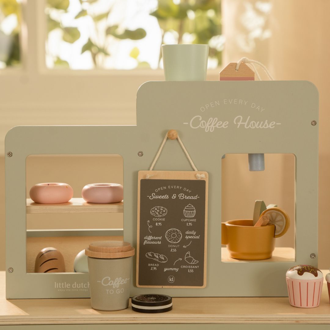 Espressomaskine XL i træ fra Little Dutch med kager og brød til rolleleg i en lille café.