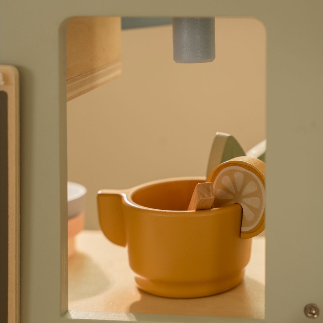 Lækker gul legekop i træ og med citronskive - til restaurant og caféleg