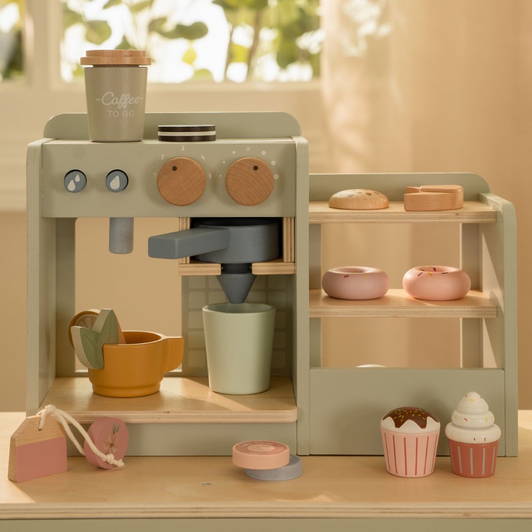 Espressomaskine XL i træ fra Little Dutch med kaffe og kager til rolleleg og fantasifulde café-scenarier.