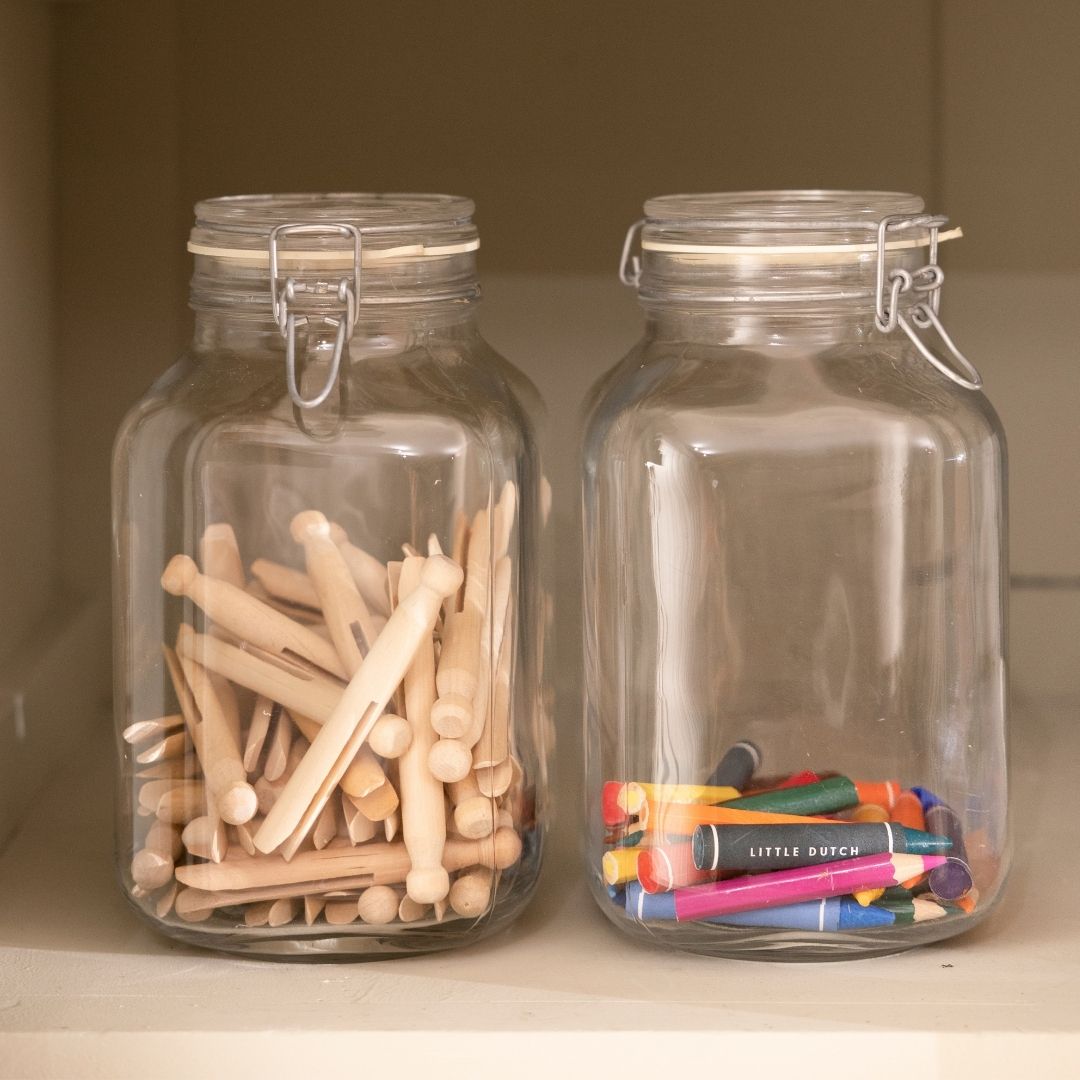 farveblyanter fra Little Dutch ligger på bunden af højt glas med patentlukning