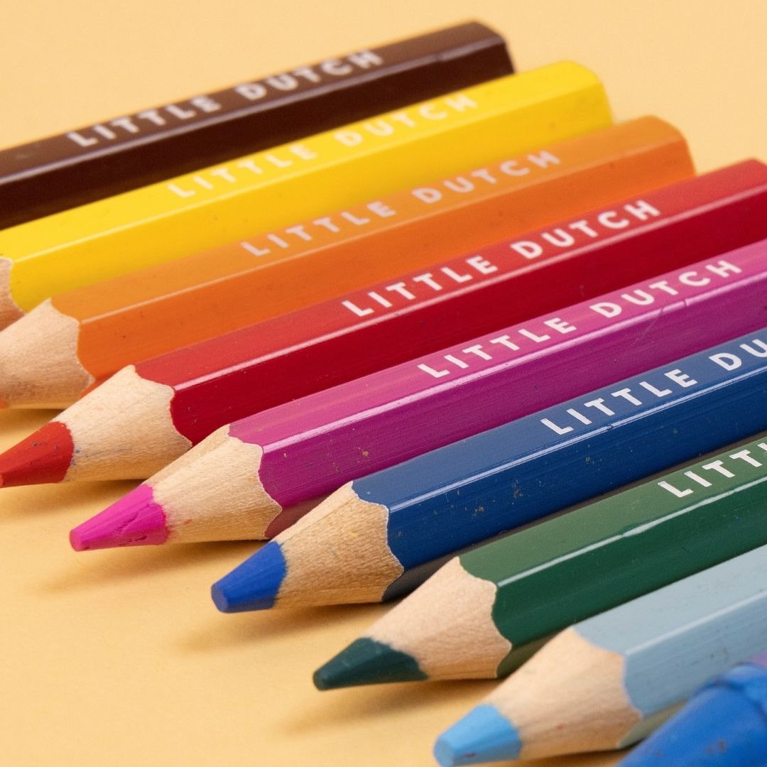8 farveblyanter i regnbuens farver, og blyantspidser, egnet til børn fra 3 år og op fra Little Dutch, ligger på række, fås hos Nordic Simply