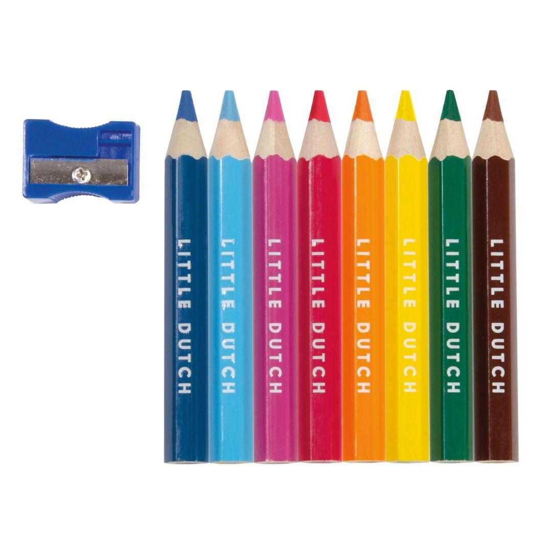8 farveblyanter og blå blyantspidser fra Little Dutch står lodret på hvid baggrund