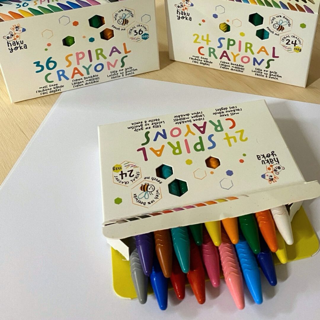 Æske med farver fra Haku Yoka til børn. farverne er lavet af bivoks og har riller der er gode at holde på. Fås hos Nordic Simply.