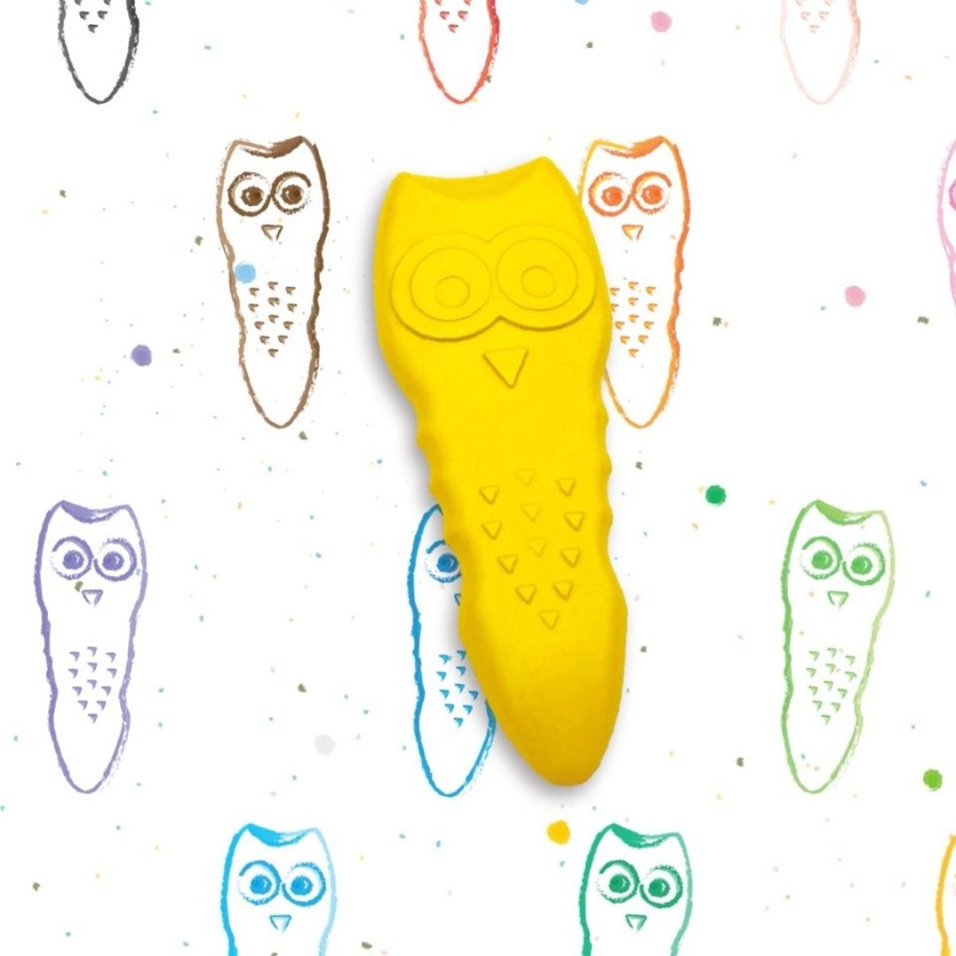 Gul ugleformet farve fra Haku Yoka, perfekt til små hænder, nem at holde, med bivoks fås hos Nordic Simply