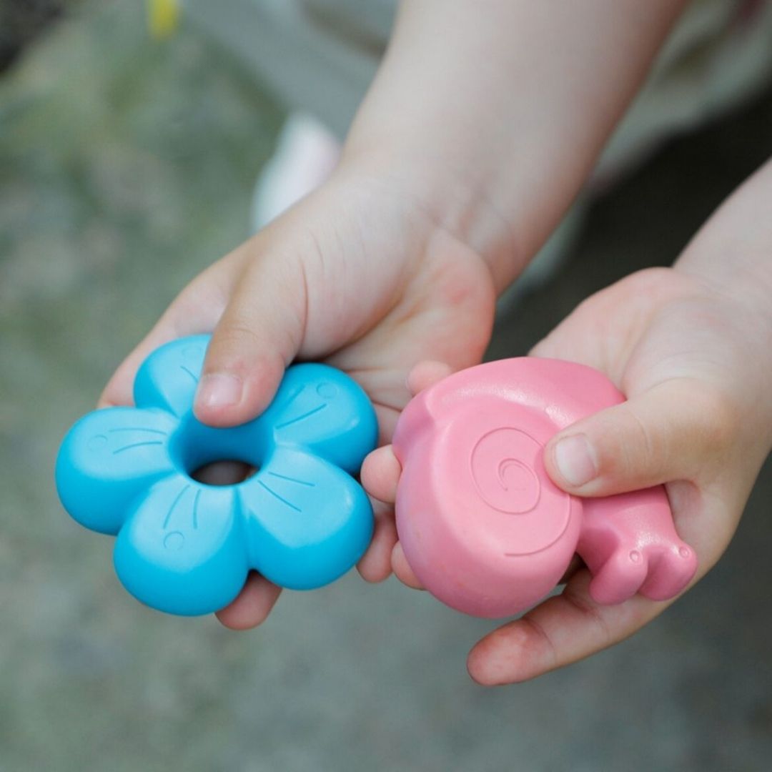 Barn holder en pink snegl og blå blomst, fingerfarver fra Haku Yoka fås hos Nordic Simply.