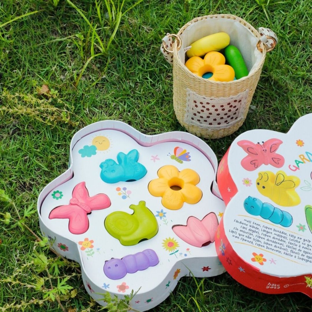 æske i græs med 6 fingerfarver med motiver fra haven fra Haku Yoka