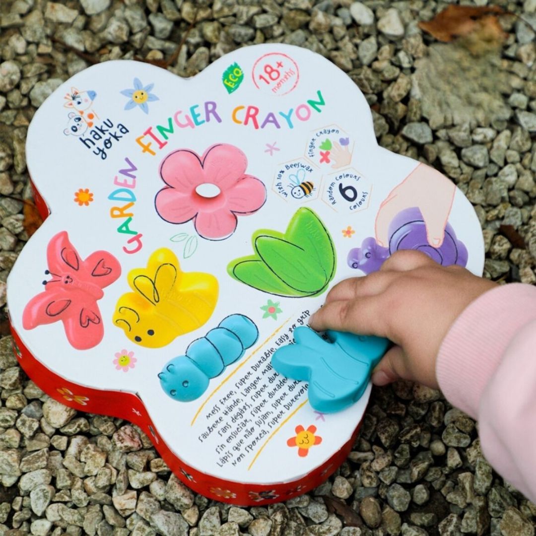 Barn leger med fingerfarver med motiver fra haven fra Haku Yoka indeholder 6 farver, gode til børn fra 18 måneder, fås hos Nordic Simply