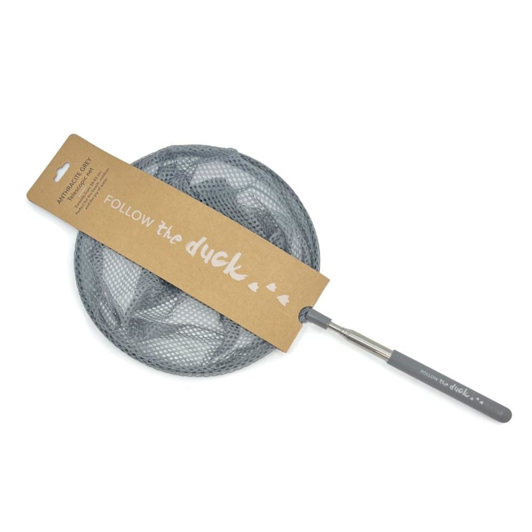 Fiskenet på teleskopstang i antracit grå, set i indpakning på hvid baggrund, fås hos Nordic Simply