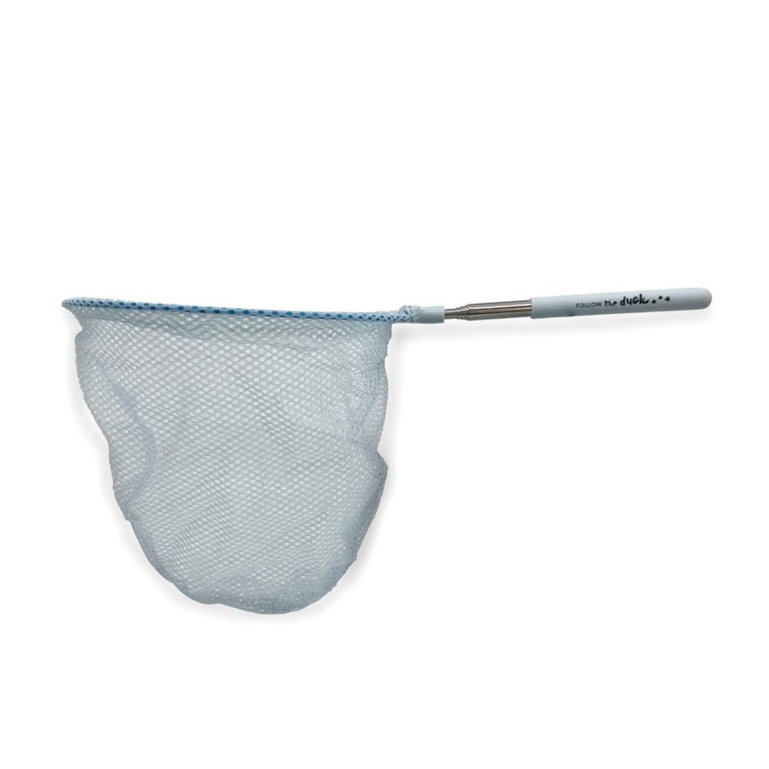 Lyseblå fiskenet på teleskopstang, set på hvid baggrund, fås hos Nordic Simply