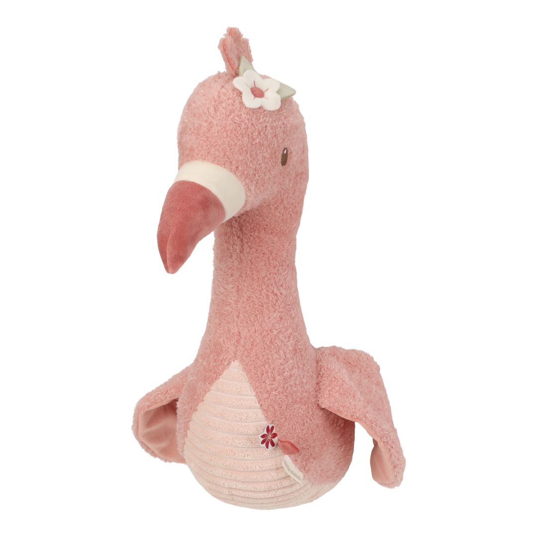 pink flamingohoved til at hænge på væggen. Blødt dyrehoved pynter som trofæ på børneværelset. Set på hvid baggrund.
