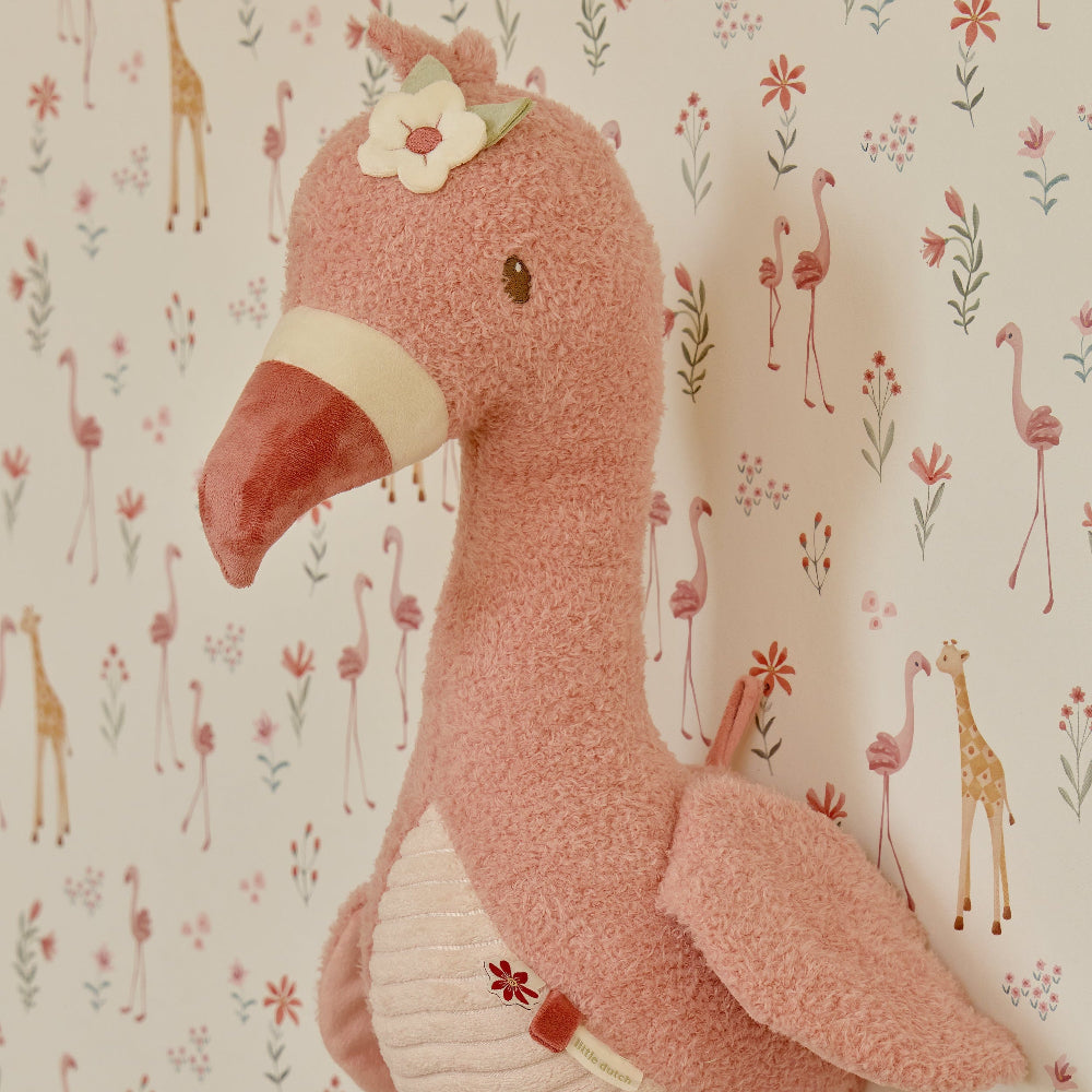 pink flamingohoved hænger på væg med matchende safari tapet i børneværelse.