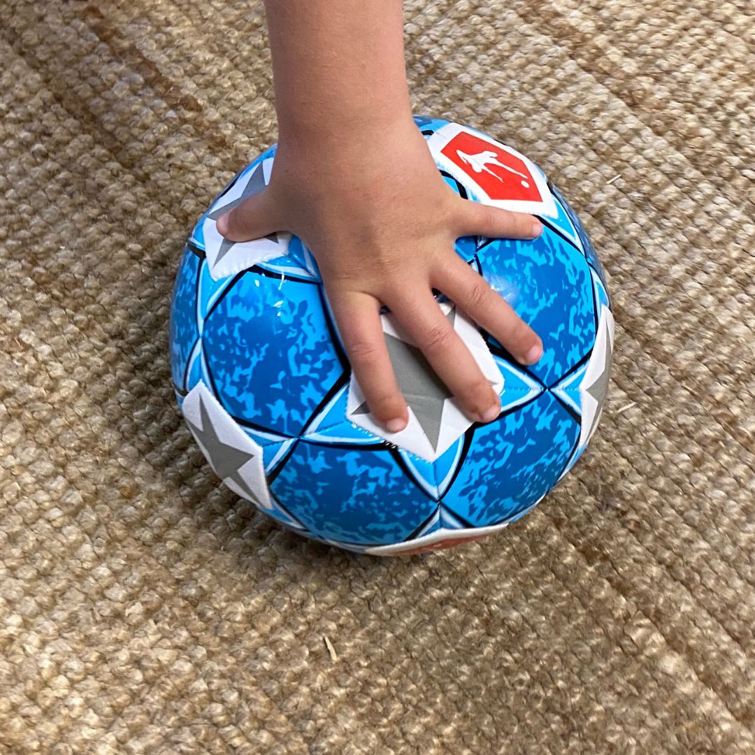 Hånd på blå fodbold fra SportX hos Nordic Simply