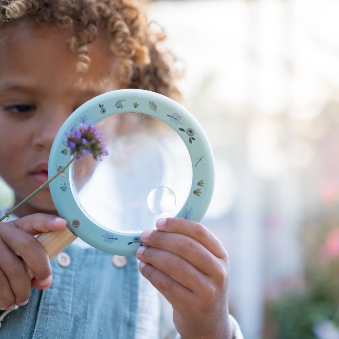 Barn med stort turkis forstørrelsesglas fra Little Dutch, klar til at udforske naturen