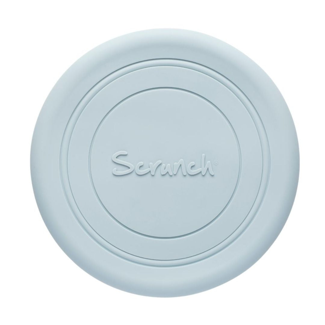 Blå frisbee i silikone fra Scrunch, en blød disc der flyver godt, og som kan foldes fås hos Nordic Simply