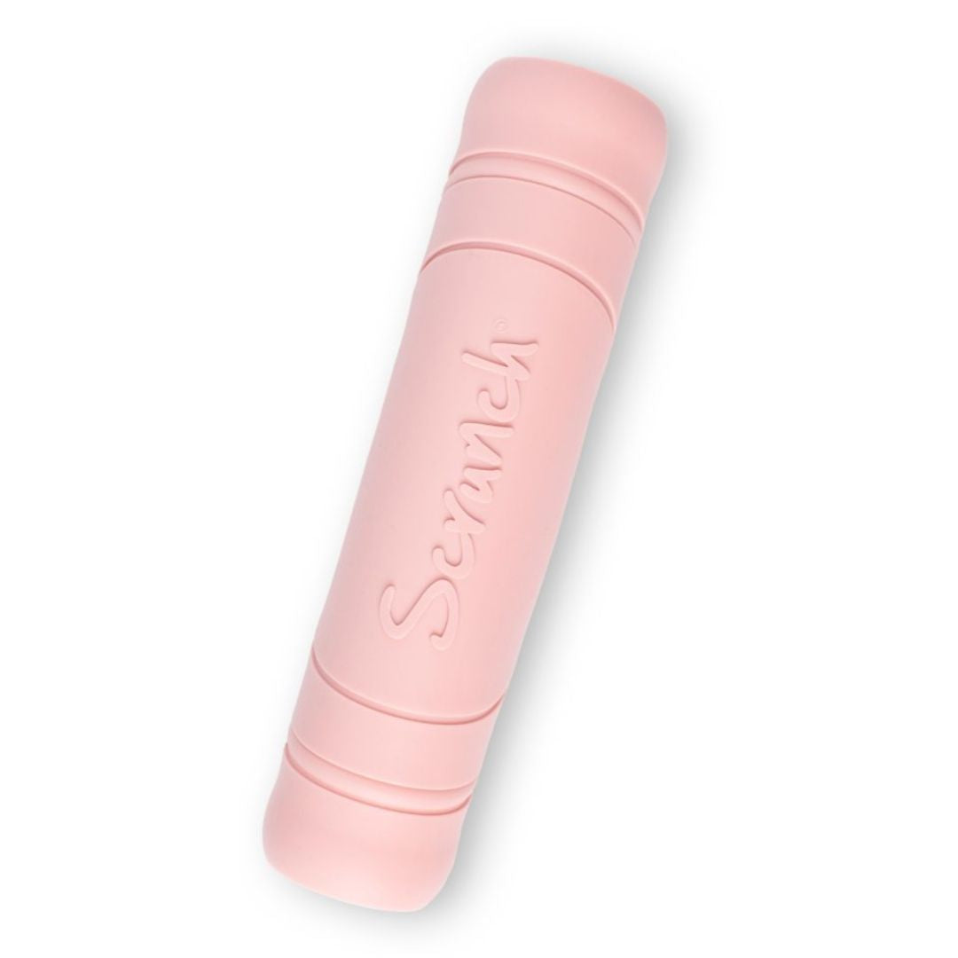 Foldet rosa frisbee i silikone fra Scrunch, en blød disc der flyver godt, fås hos Nordic Simply