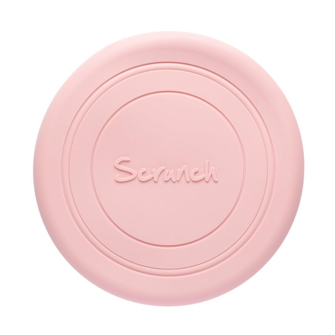 Rosa frisbee i silikone fra Scrunch, en blød disc der flyver godt, og som kan foldes fås hos Nordic Simply