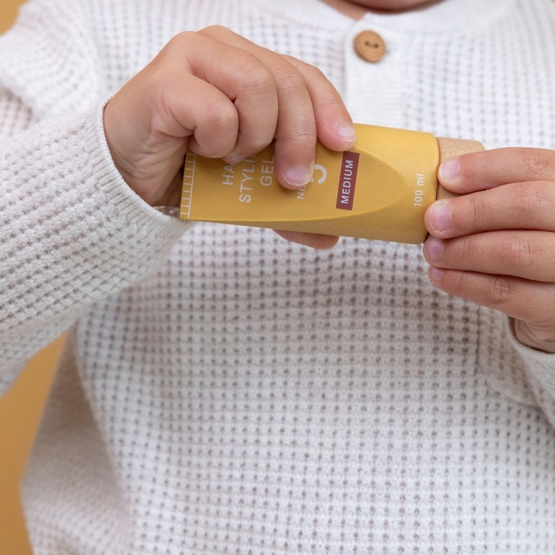 barn leger med gul voks-tube i træ fra frisørsæt i træ fra Little Dutch fås hos Nordic Simply