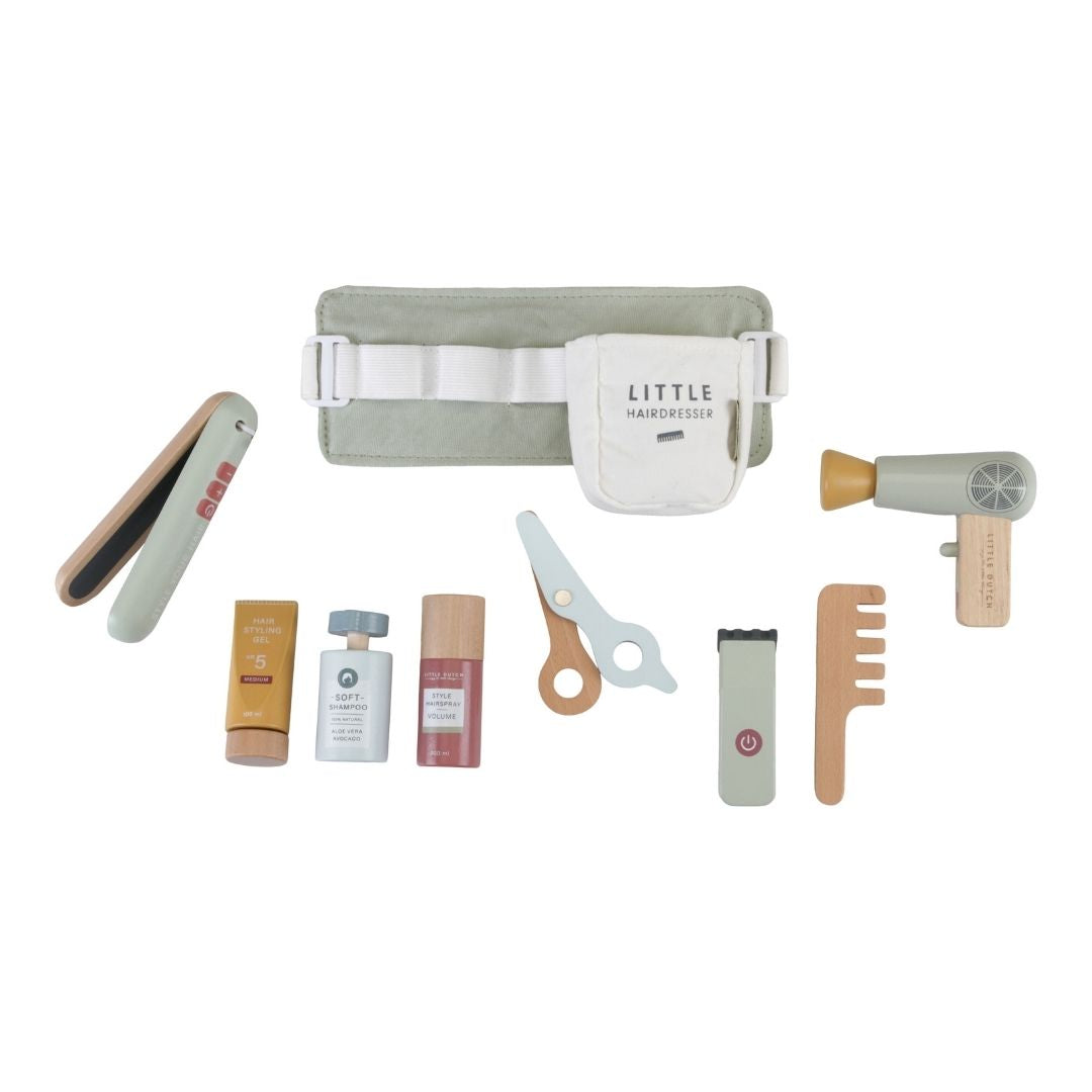 Dele fra frisørsæt i træ lagt ud på hvid baggrund baggrud, her ses frisørbælte fladejern, shampoo, trimmer, saks, voks, hårspray og føntørrer, kvalitetslegetøj fra Little Dutch fås hos Nordic Simply