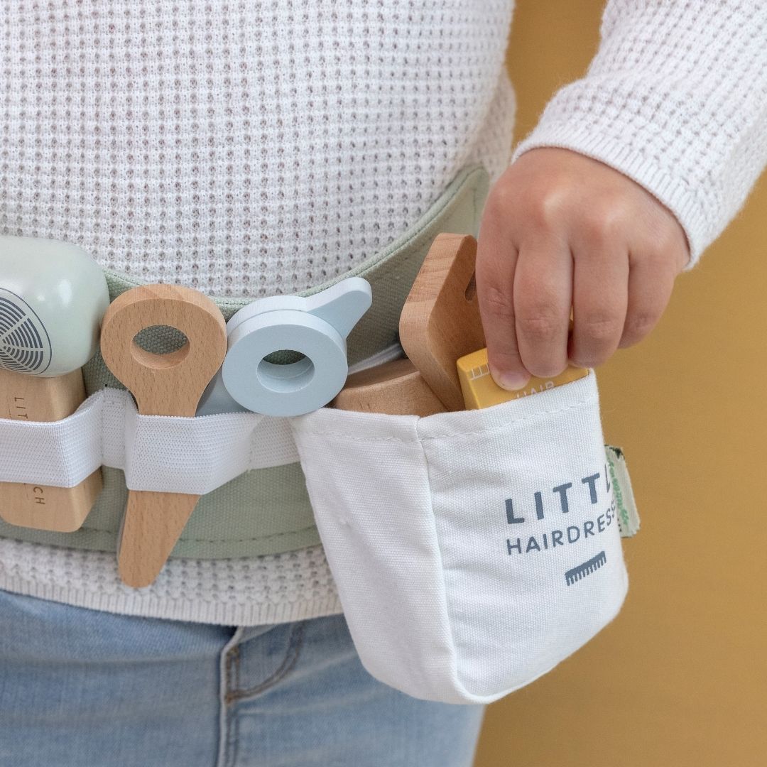 Hånd set tæt på ved frisørbælte fra Little Dutch fås hos Nordic Simply