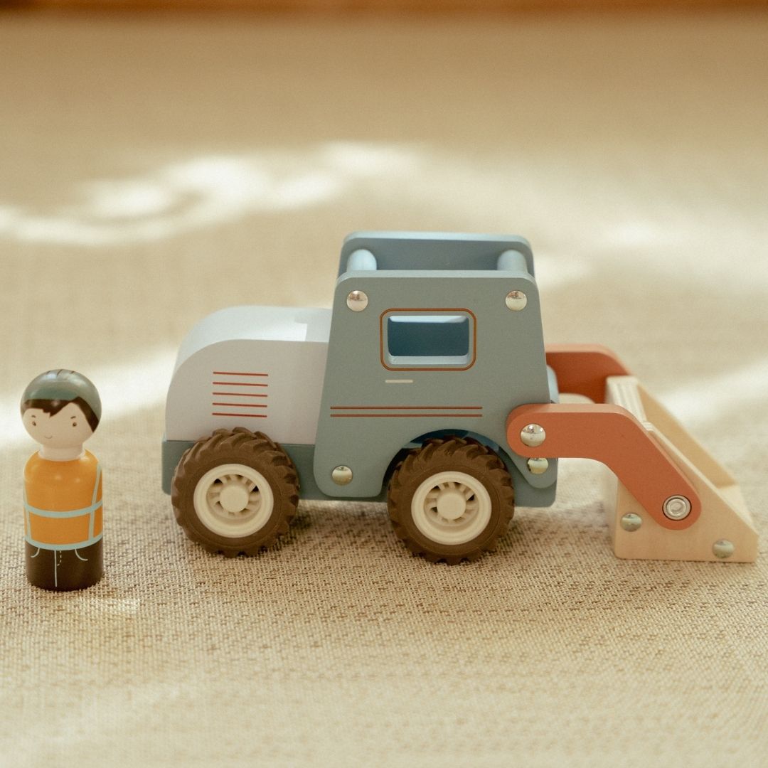 Frontlæsser med træfigur til sjov leg på byggepladsen, bygningsarbejder medfølger.