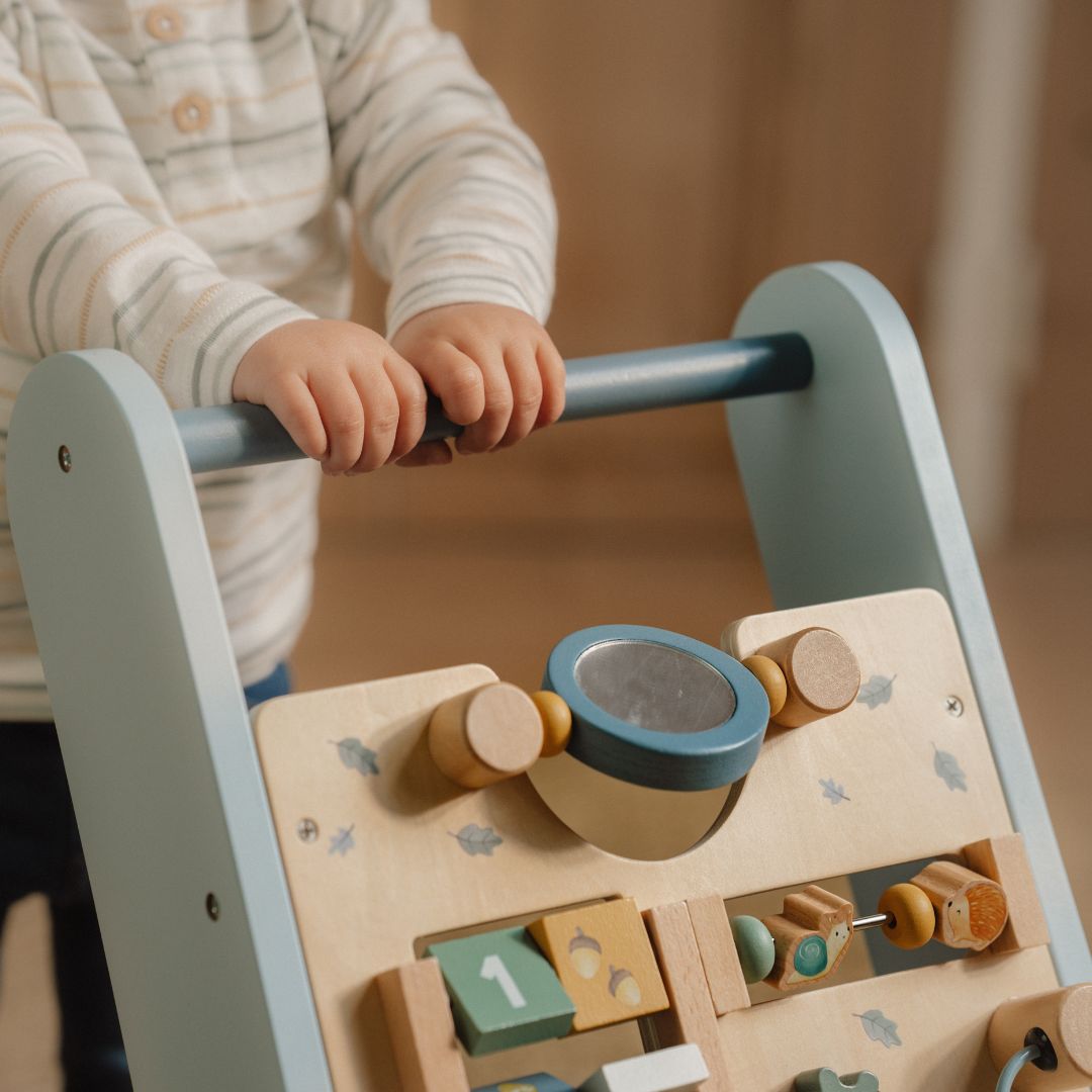 Barn holder på blå gåvogn i træ med 8 aktiviteter fra Little Dutch hos Nordic Simply