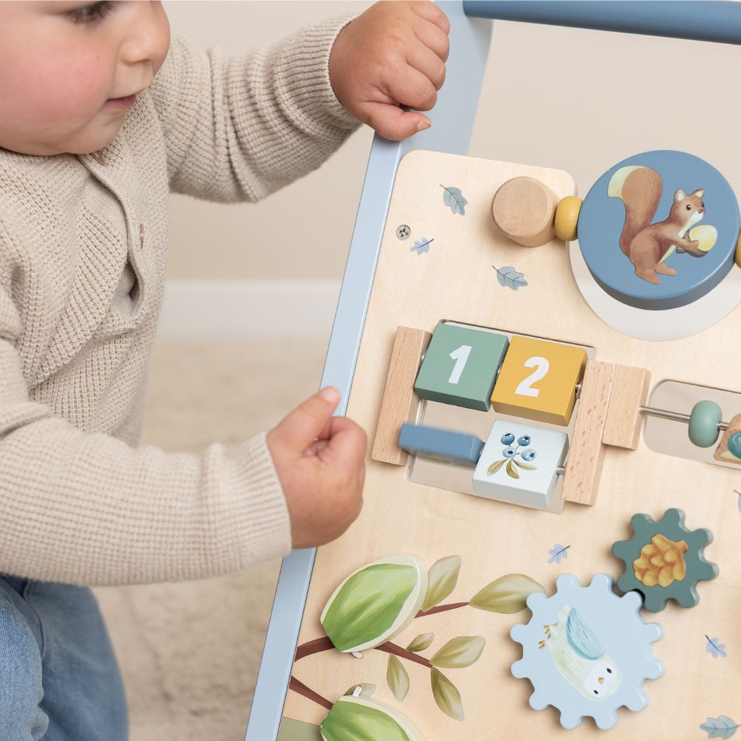 Barn leger med blå multi-gåvogn i træ med 8 aktiviteter fra Little Dutch hos Nordic Simply