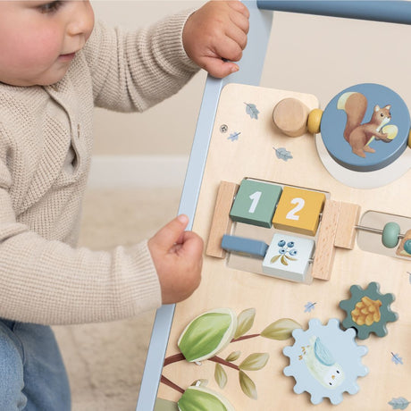 Barn leger med blå multi-gåvogn i træ med 8 aktiviteter fra Little Dutch hos Nordic Simply