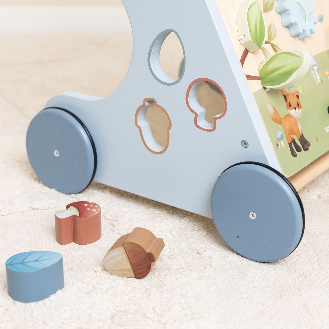 Blå multiaktivitets gåvogn i træ fra Little Dutch, set fra siden med puttekasse designet til motorik og sanseleg fra 1 år.