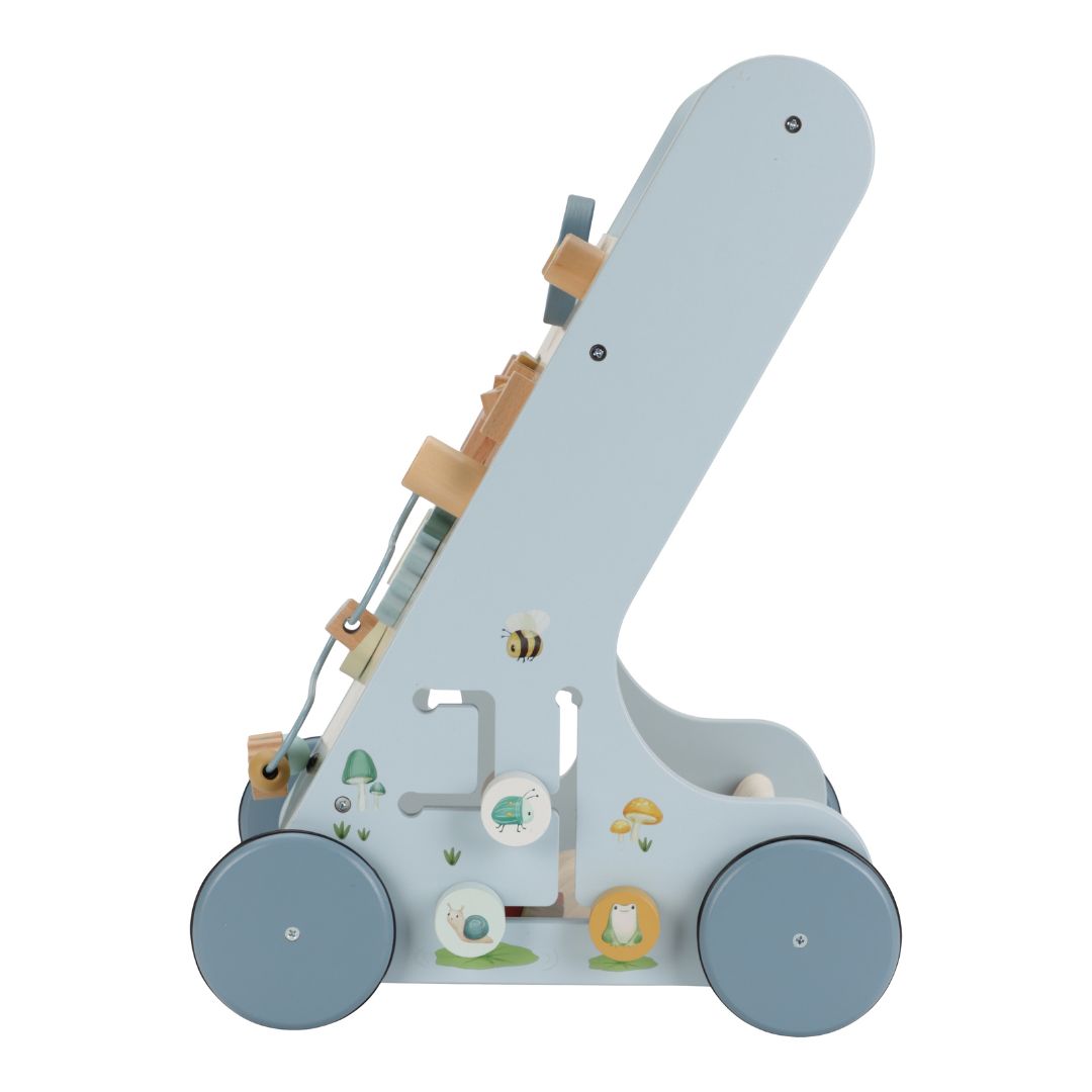 Blå aktivitets gåvogn i træ, Forest Friends, fra Little Dutch, med 8 spændende aktiviteter at opdage og udforske, set fra siden på hvid baggrund.