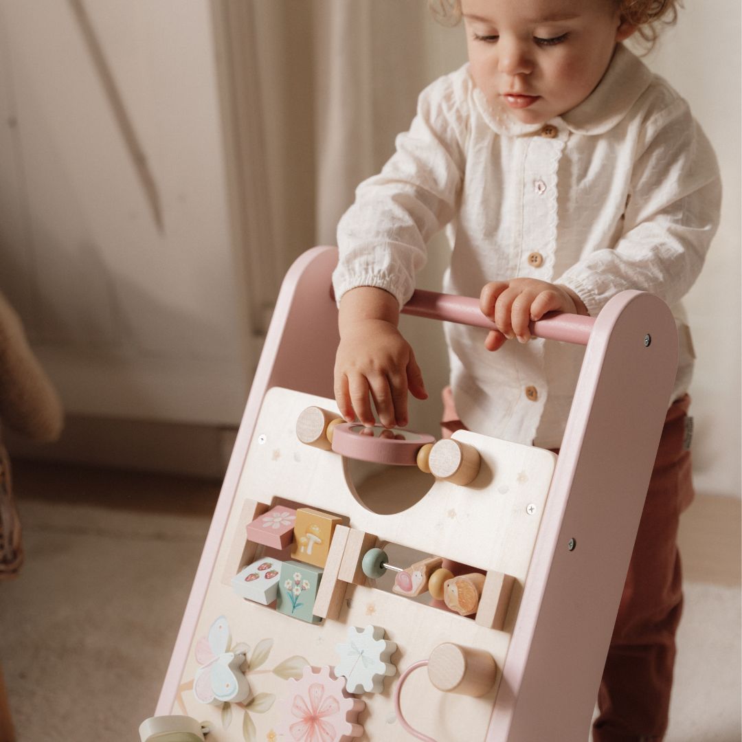 barn leger med rosa gåvogn med aktiviteter fra Little Dutch fra Fairy Garden kollektionen, fås hos Nordic Simply