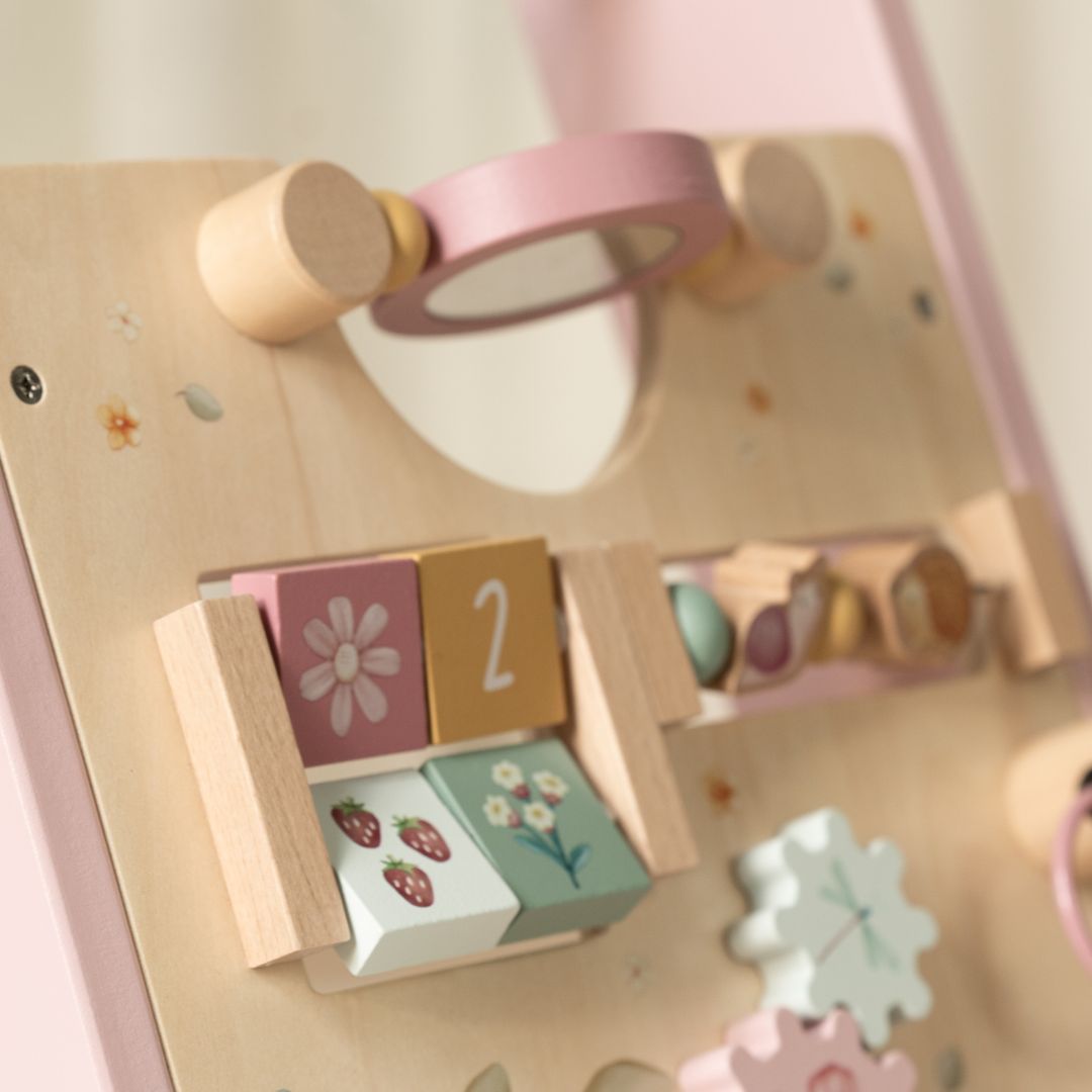 rosa gåvogn med aktiviteter fra Little Dutchs Fairy Garden kollektion, set tæt på, fås hos Nordic Simply