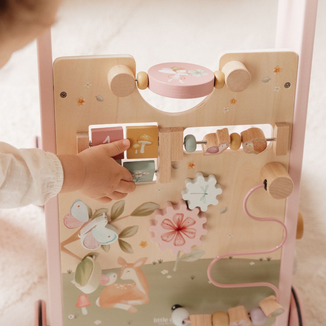 barnehånd udforsker rosa gåvogn med aktiviteter fra Little Dutch fra Fairy Garden kollektionen, fås hos Nordic Simply