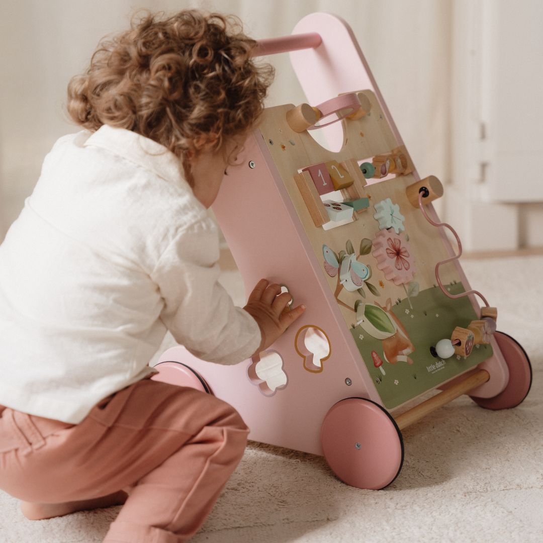 barn putter figurer ind i huller på rosa gåvogn med aktiviteter fra Little Dutch fra Fairy Garden kollektionen, fås hos Nordic Simply