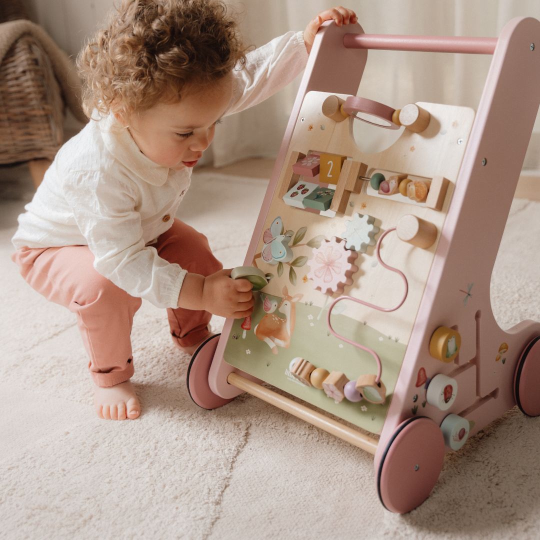 pige ved rosa gåvogn med aktiviteter fra Little Dutch fra Fairy Garden kollektionen, fås hos Nordic Simply