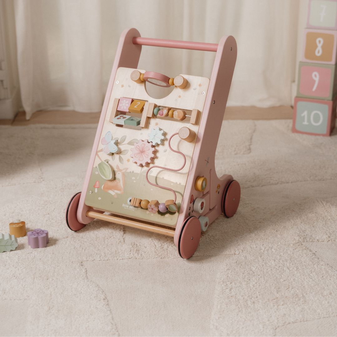 rosa gåvogn med aktiviteter fra Little Dutch Fairy Garden kollektion, set i stye på lyst gulvtæppe, fås hos Nordic Simply