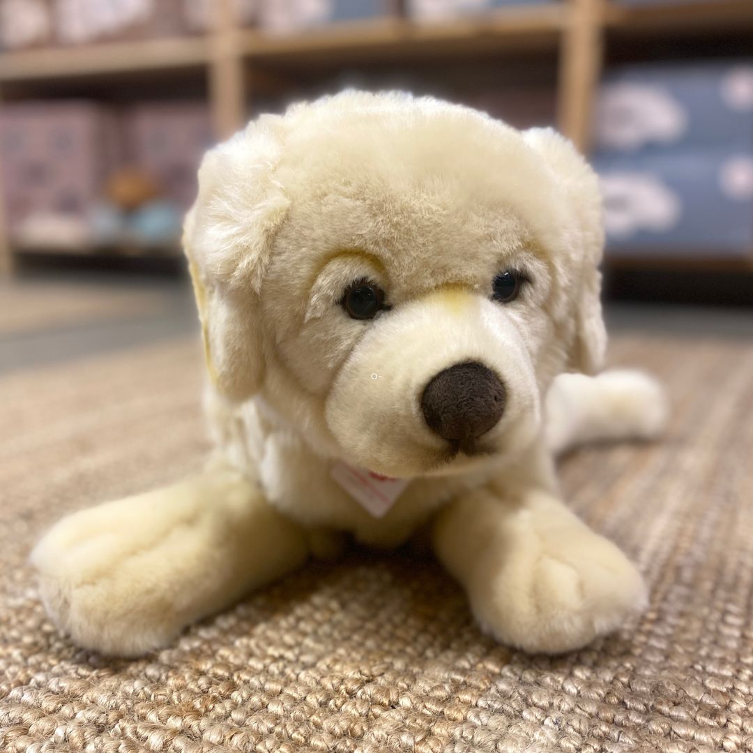 Stor Golden Retriever bamse lys set tæt på - en blød og krammevenlig bamse til leg, ligger på lyst tæppe hos danske Nordic Simply