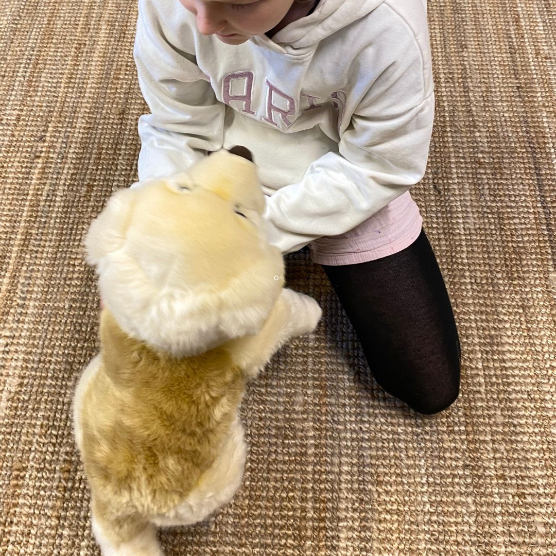 barn leger med stor lys Golden Retriever bamse, på lyst gulvtæppe hos danske Nordic Simply - en blød og krammevenlig bamse til leg