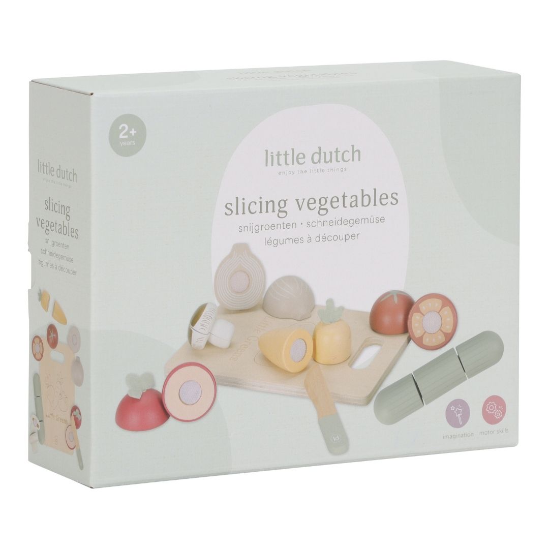 Grøntsager i træ med skærebræt og kniv, her set i indpakning. Legemad til de mindste med tomat, gulerod, agurk, løg, champignon og radise fra Little Dutch, passer perfekt sammen med legekøkken i samme serie
