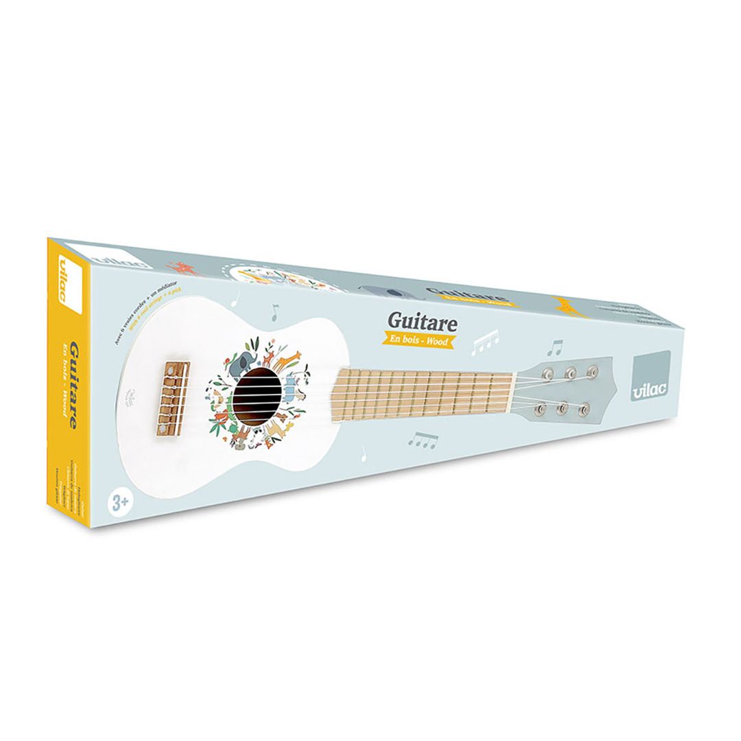 Hvid legetøjsguitar set i æske. Smuk guitar i træ til børn fra Vilac fås hos Nordic Simply