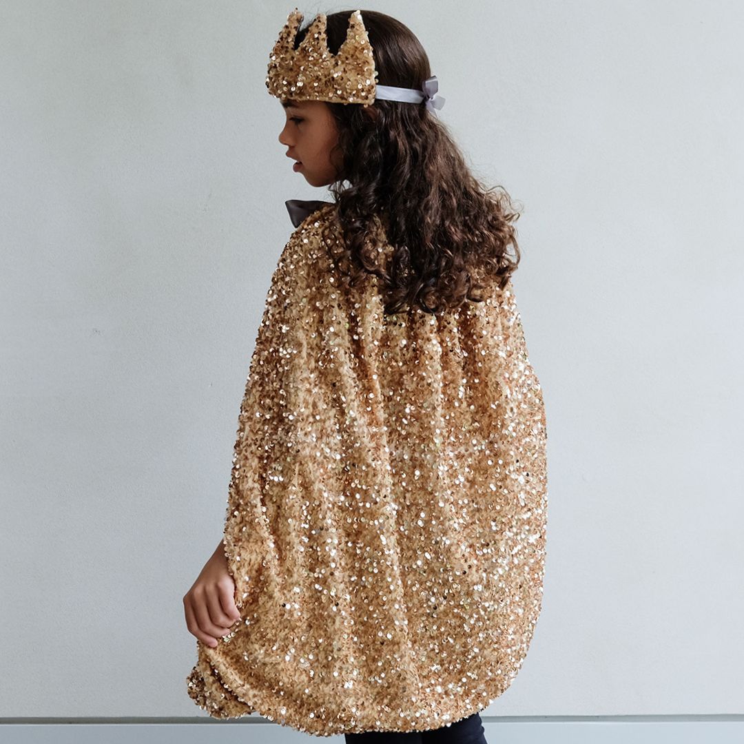 Lang guldkappe med pailletter, perfekt til børn, som ønsker at være tryllekunstner eller prinsesse.